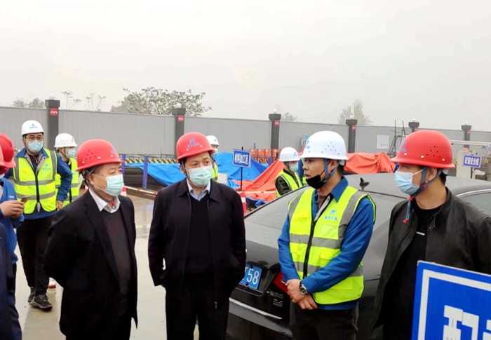 陕投集团副总经理李智学到公司西安市地铁5号线项目进行秋季安全生产大检查.jpg