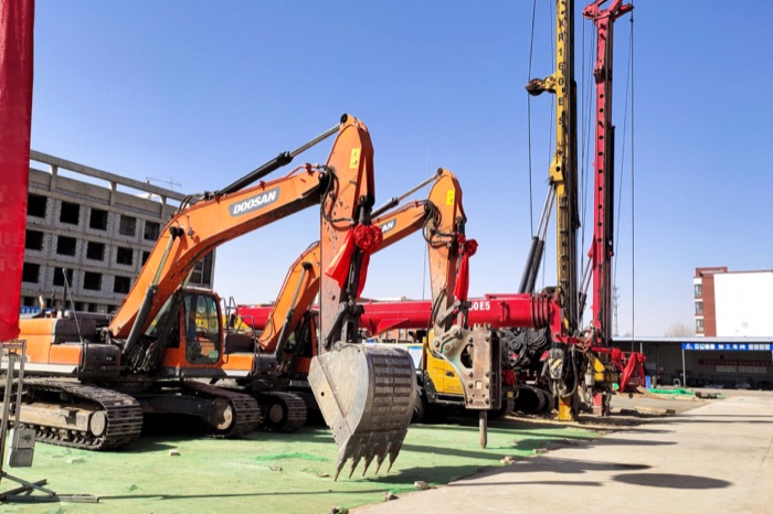 3月29日,天地地质公司赵石畔煤矿矿井项目副立井井塔及井筒装备桩基工程正式开工。(杨宁摄)2 (1).JPG