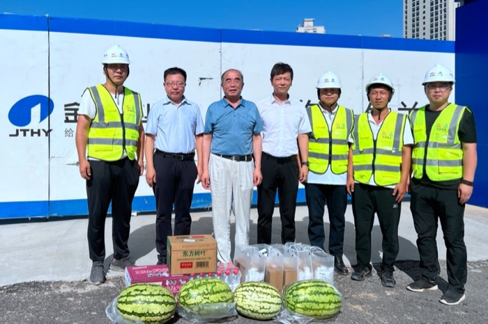 7月21日，公司党委副书记、纪委书记秦缠民、副总经理张肃晨一行到金泰·青龙台项目送清凉，慰问一线职工.JPG