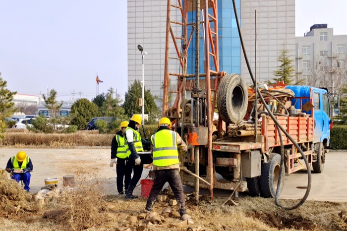 2月27日，公司承揽的药包生产装置升级扩能技术改造地质勘察项目顺利开工。（王泂凯） (1).jpg