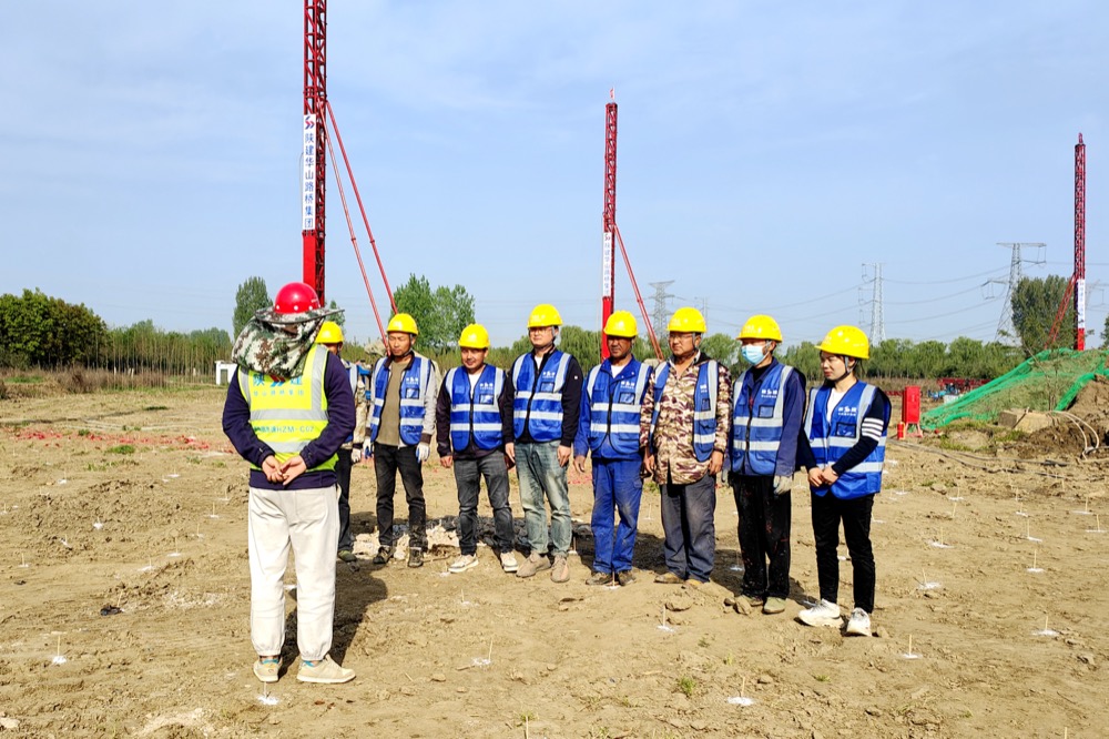 4月10日,公司承建的鄠周眉高速公路HZM-CO2合同段水泥搅拌桩项目正在进行开工前安全技术交底。.jpg