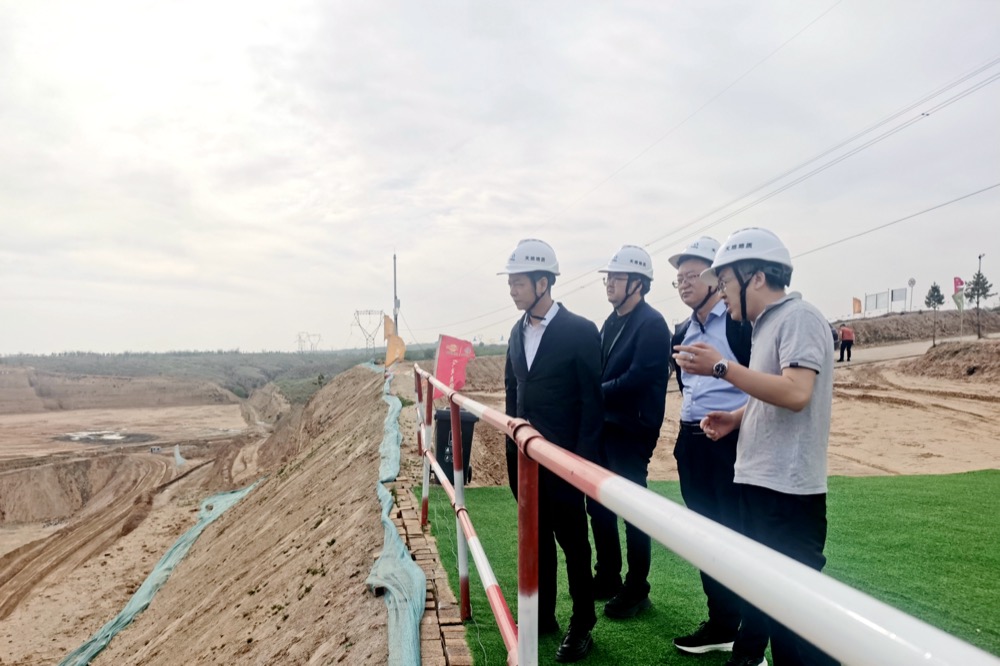 4月18日，公司党委副书记、总经理张肃晨，副总经理强林、高翔一行到西沟胶泥圪崂综治项目开展安全生产检查工作。.jpg