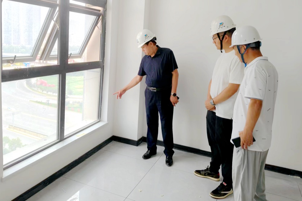 陕煤集团党委书记、董事长谢辉到地质嘉苑办公楼装修项目检查工作.jpg