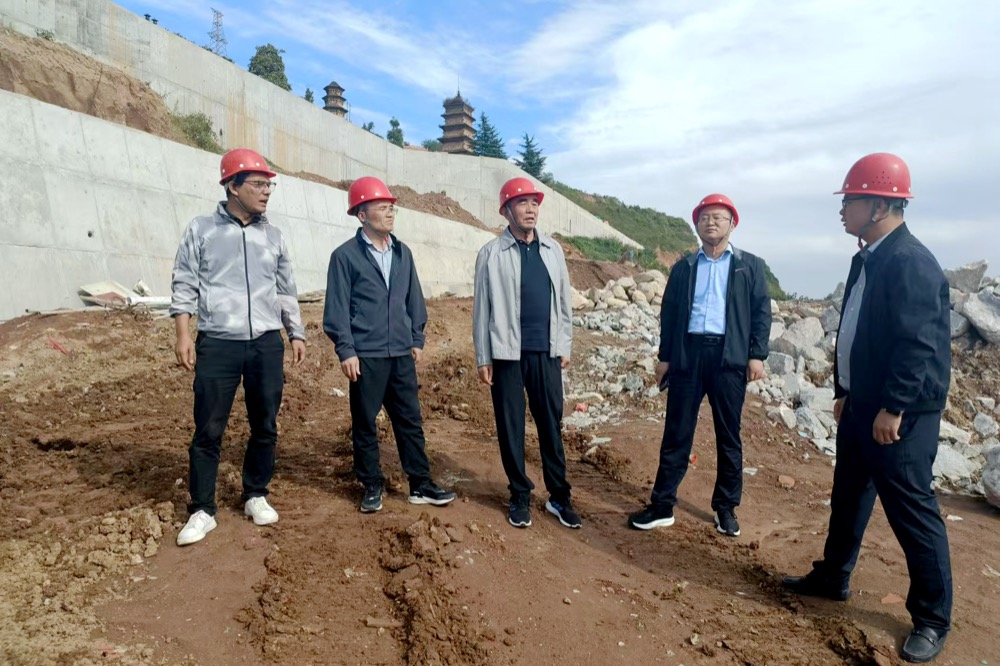 2、10月1日，公司党委副书记、纪委书记秦缠民一行到长安区杜曲街道华严寺崩塌治理工程项目慰问检查。（严秀山）.jpg