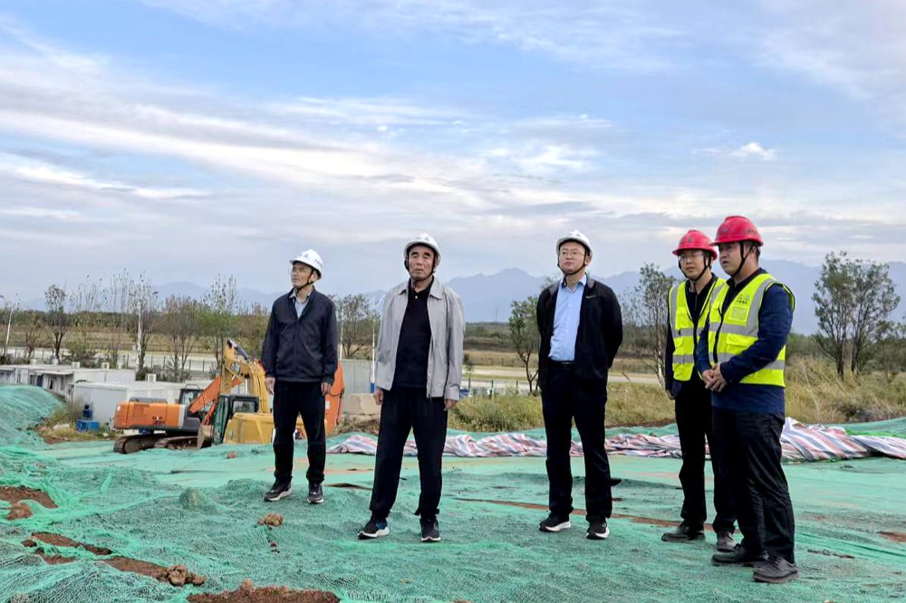 4、10月1日，公司党委副书记、纪委书记秦缠民一行到陕西航空产业技术研究中心产业发展园项目慰问检查。（白鹏）.jpg