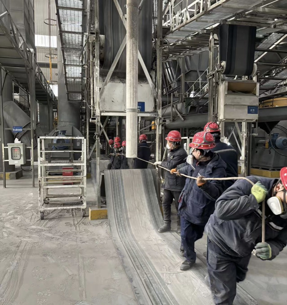 1月1日，天地地质公司小保当矸石充填运营管理项目部顺利完成年末大检修工作。（王喆） (1).jpg