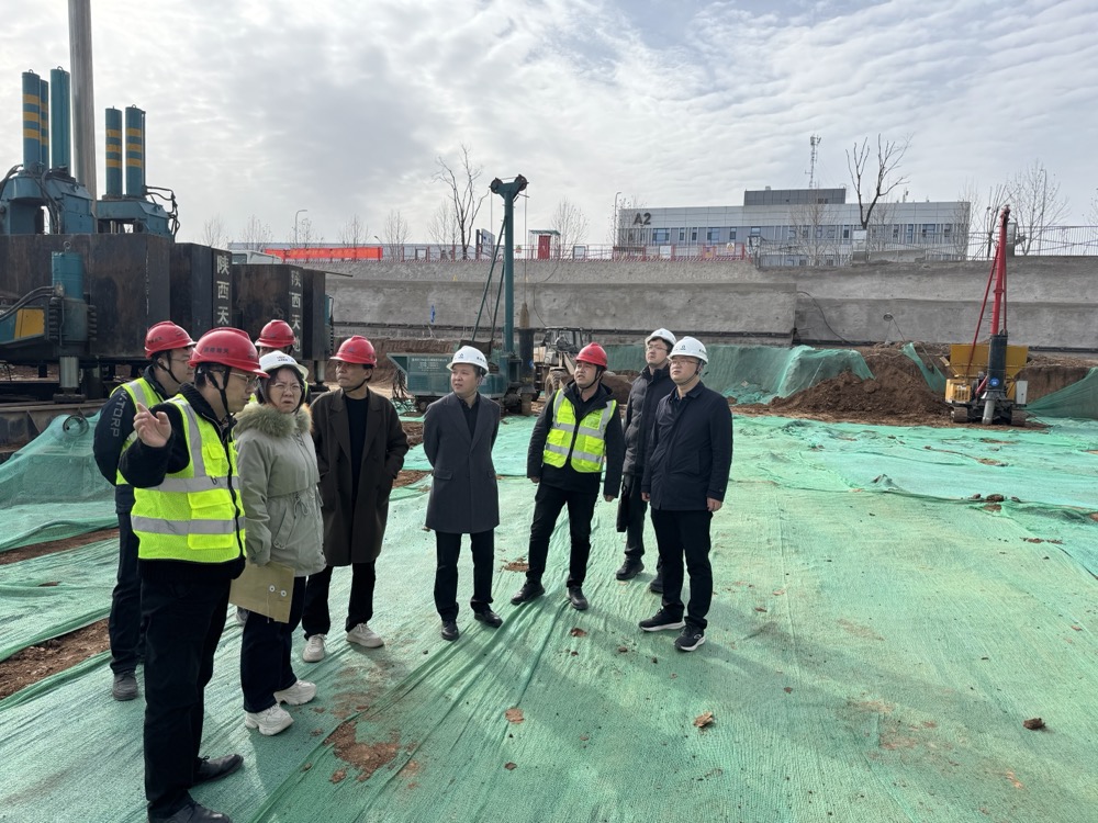 2月12日，天地地质公司副总经理强林、高翔一行到陕航中心产业发展园桩基项目开展复工复产安全检查。（高少博）.jpg