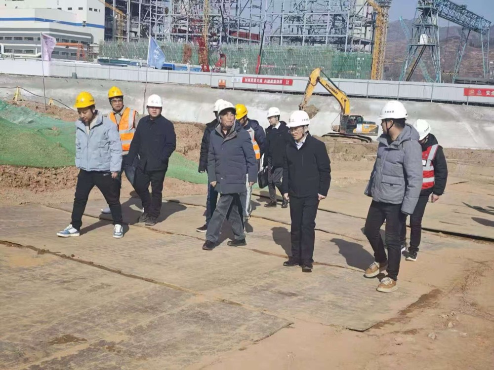 2月13日，天地地质公司党委副书记、纪委书记秦缠民一行到商洛电厂二期项目开展复工复产安全检查。（白治刚）.jpg